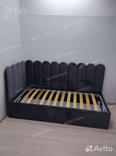 Кровать с мягкой спинкой