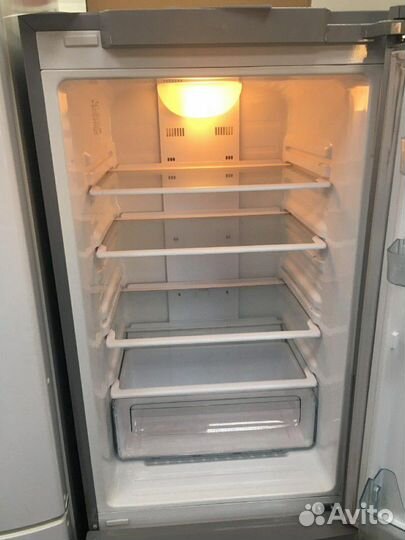 Отличный Холодильник Samsung. Серебристый