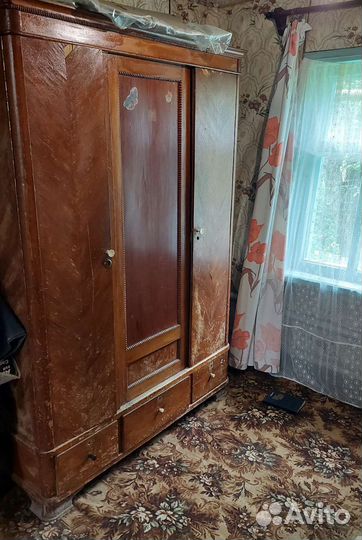 Старинный шкаф