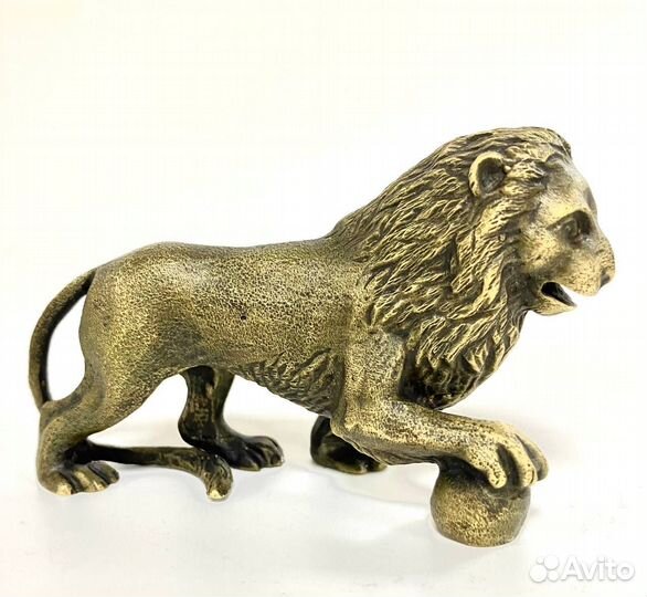 Статуэтка. Лев с шаром. Бронза
