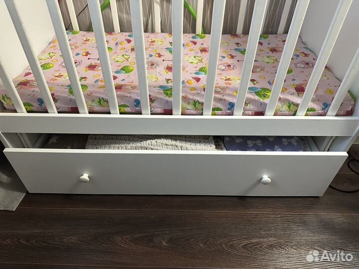 Детская кроватка с маятником и ящиком