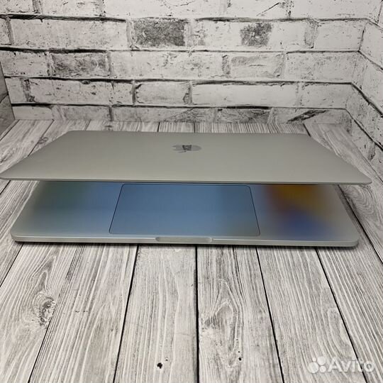 Apple MacBook Pro13 2020 M1 8/256гб Touchbar