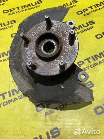 Поворотный кулак правый Toyota Voxy