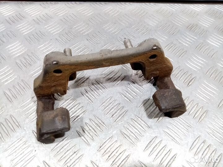 Б/У Скоба суппорта переднего#004