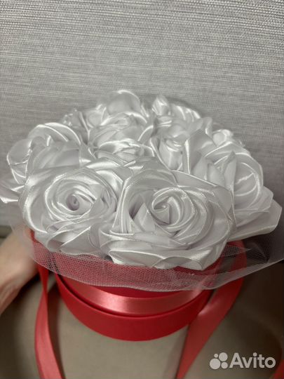 Розы из атласных лент