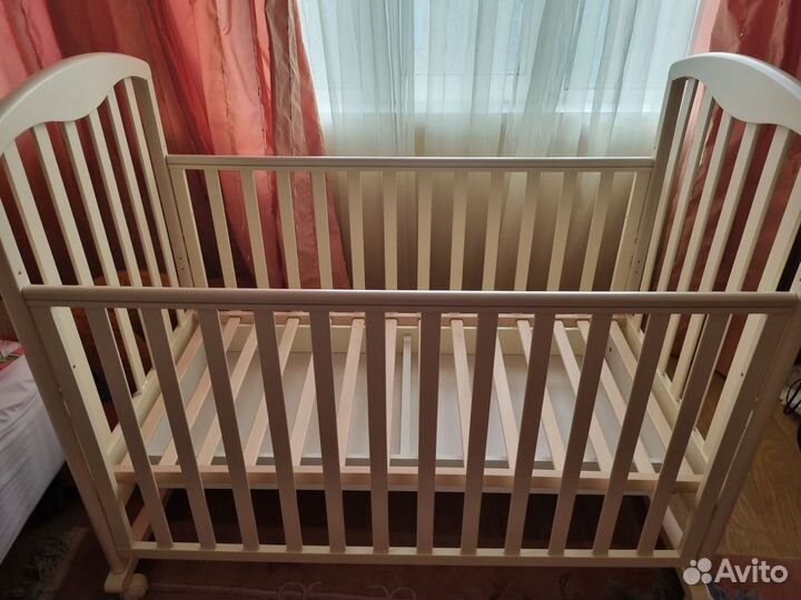 Детская кроватка с маятником и ящиком