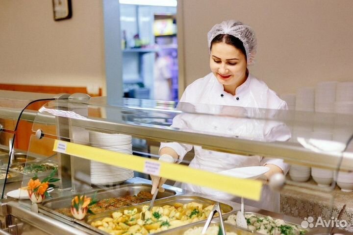 Повар раздачи в столовую