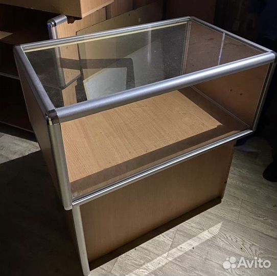 Стеклянная витрина для магазина