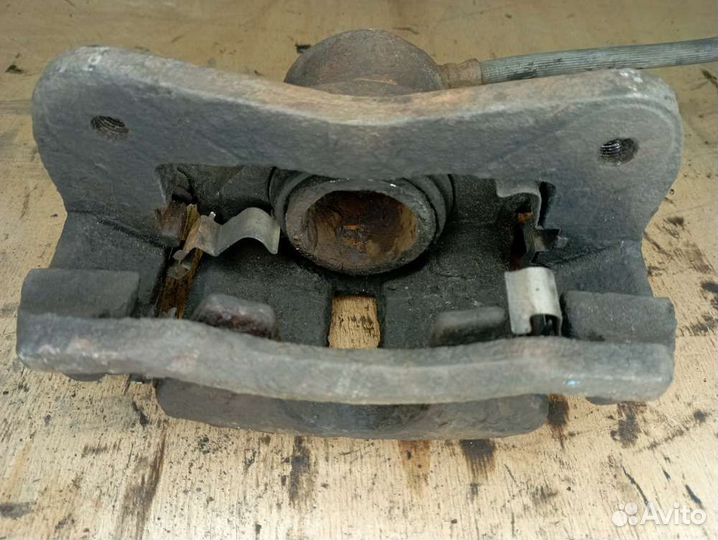 Суппорт перед/лево на Kia Rio I (DC) (Киа Рио 1)