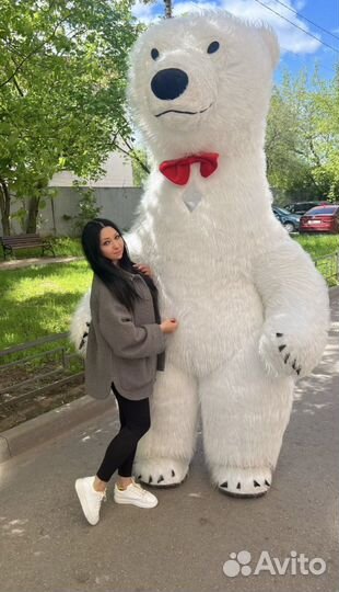 Большой белый танцующий мишка на праздник