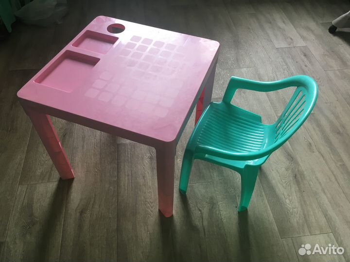 Пластиковый стол и стул для ребёнка