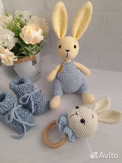 Плюшевый заяц вязаный
