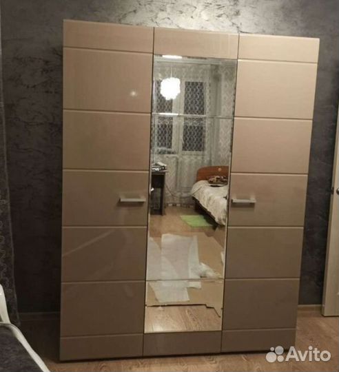 Шкаф 3-х дверный Симба кофе с молоком глянец