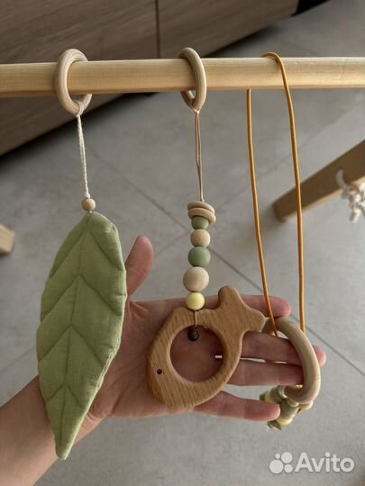 Деревянный мобиль с игрушками