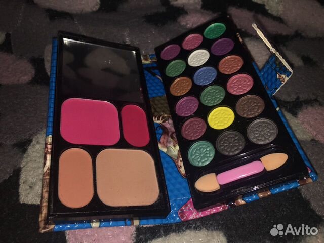 В виде кошелька тени + румяна