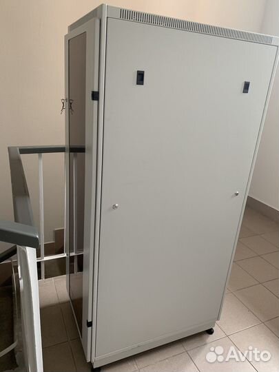 Серверный шкаф с полкой