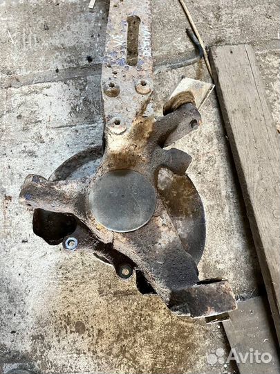 Кулак задний левый Ford Mondeo 2