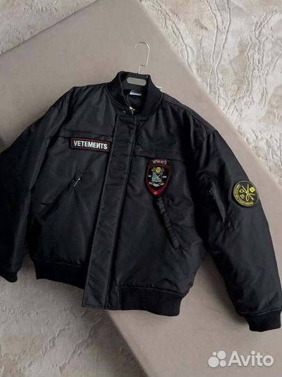 Бомбер Vetements police на руках