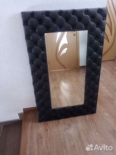 Зеркало в рамке с каретной стяжкой