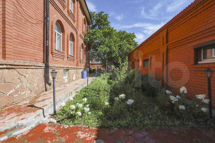 Коттедж 770 м² на участке 12 сот.