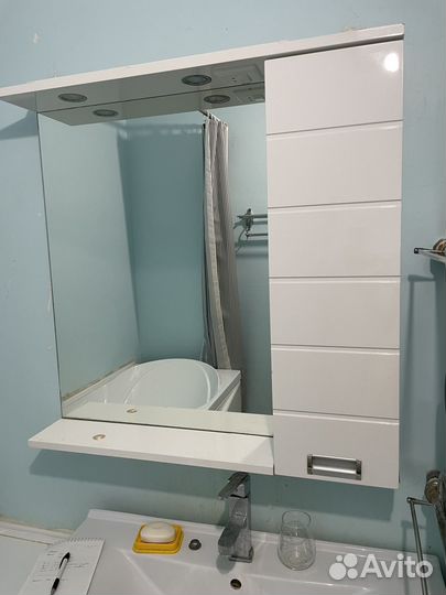 Зеркало со шкафчиком б/у