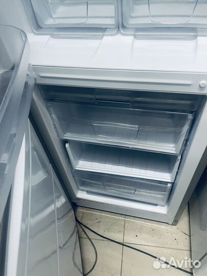 Холодильник Indesit серебристый 2 метра