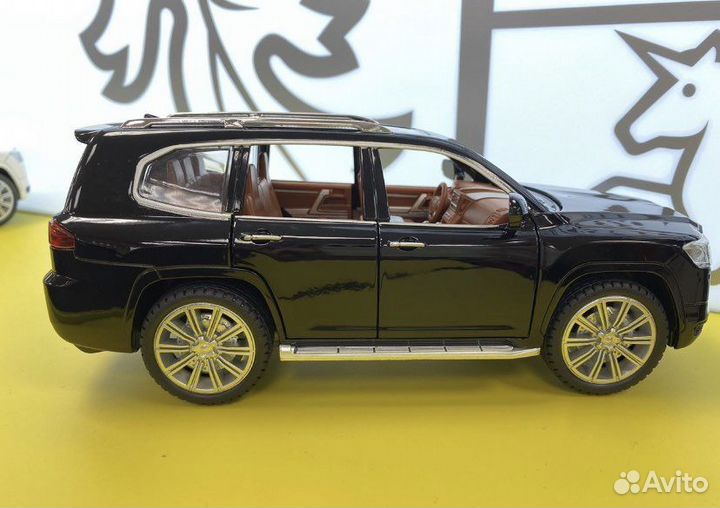 Toyota Land Cruiser 300 / Металлическая Игрушка