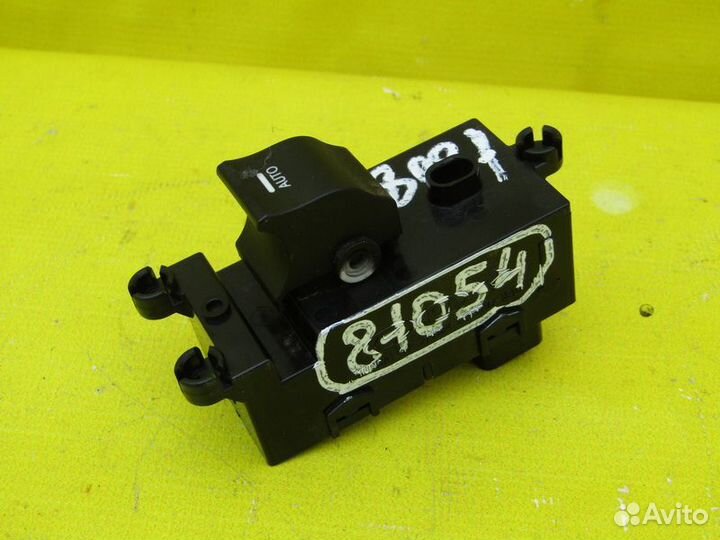 Кнопка стеклоподъемника Hyundai i40 12г 81054