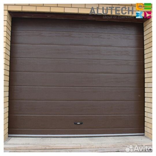 Секционные ворота для гаража alutech