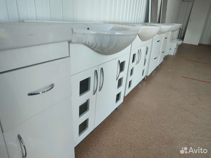 Раковина с тумбой и зеркалом