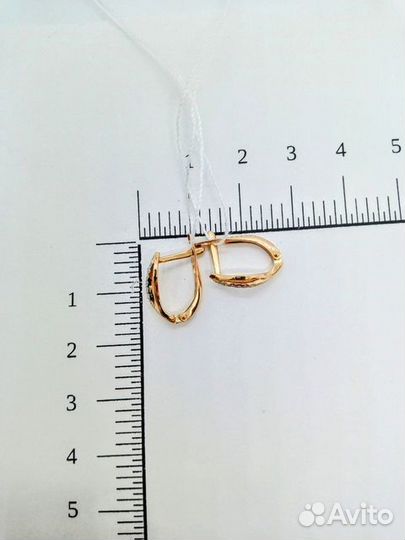 Золотые серьги с бриллиантом