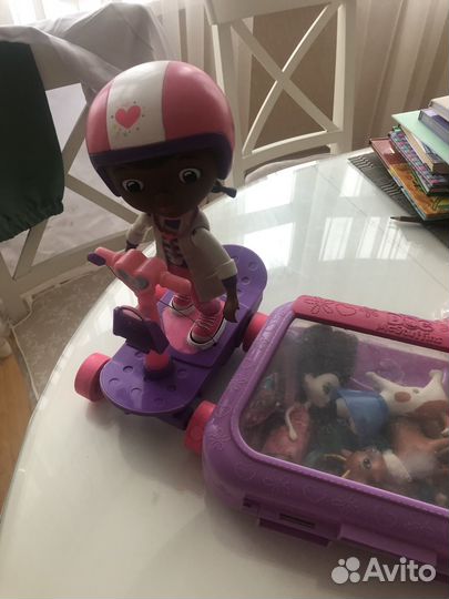 Кукла доктор Плюшева на самокате