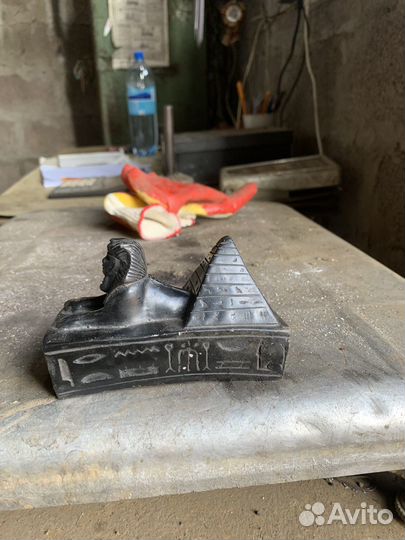 Фигурка сфинкса и пирамиды