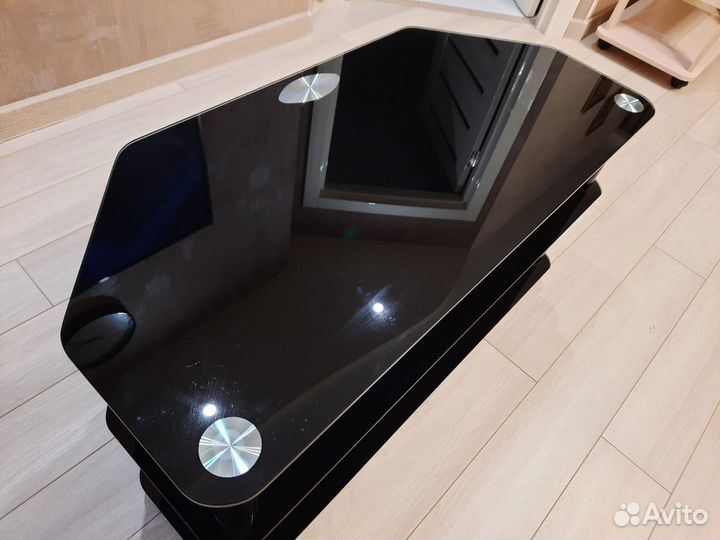 Стеклянная тумба под тв