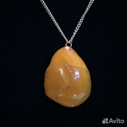 Крупный кулон из янтаря