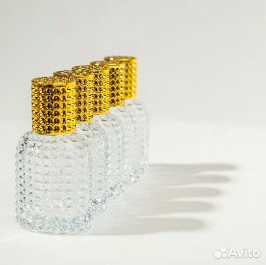 Флакон для духов с золотистой крышкой