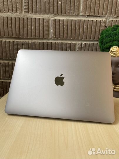 MacBook Pro 13 mid 2019 16gb 256gb touch bar