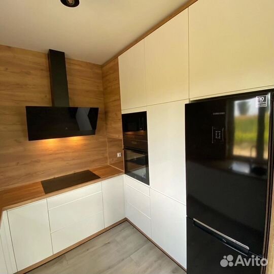 Кухня у окна на заказ