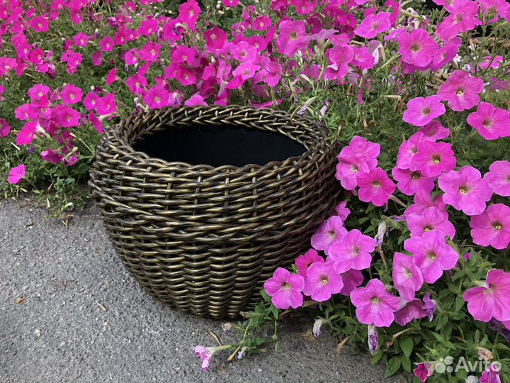 Кашпо из искусственного ротанга