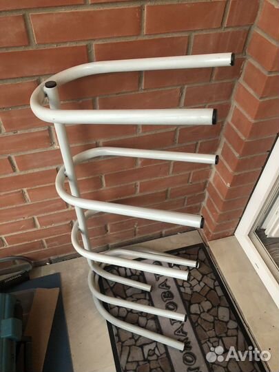 Стеллаж для 4 бутылей 19 л и помпа механическая