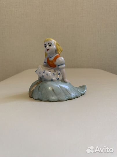Фарфоровая статуэтка 