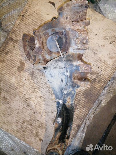 Кулак задний правый Mazda 3