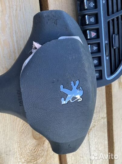 Запчасти на peugeot 3008