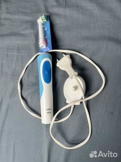 Электрическая зубная щетка oral b