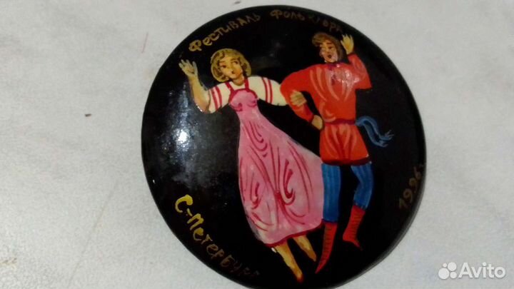 Брошки- значки из дерева и металла