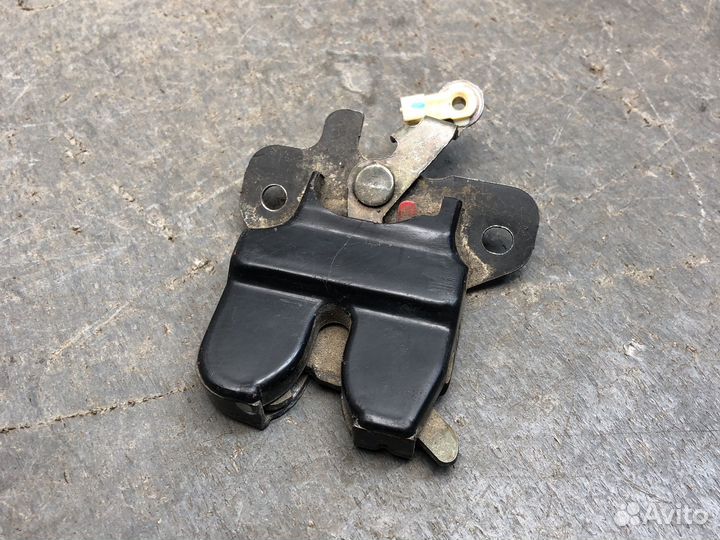 Замок багажника accent