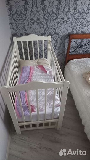 Детская кроватка с продольным маятником