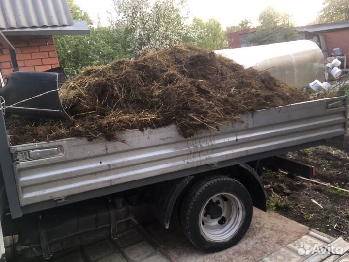 Валом насопью перегной, навоз