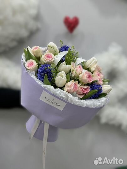 Весенний букет из тюльпанов и кустовых роз