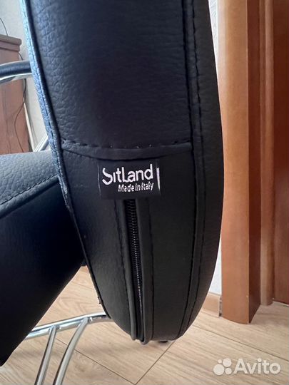 Офисное кожаное кресло